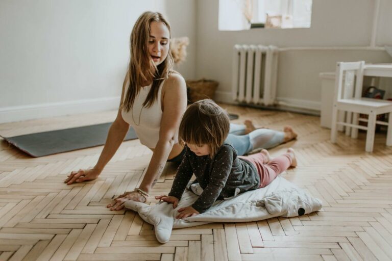 Person dehnt sich, Kind, Strecken, Gymnastik, Dehnübung, Frau, Mutter und Kind, Familie, Gynmastikmatte, Fitness, Sport, Bewegung