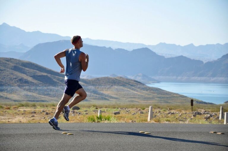 Person die joggt, Laufen, Rennen, Straße, Berge, am See, Sport treiben, Gesundheit, Fitness, Ausdauertraining