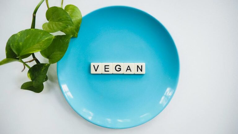 Teller vegan, Blätter, blauer Teller, Scrabble