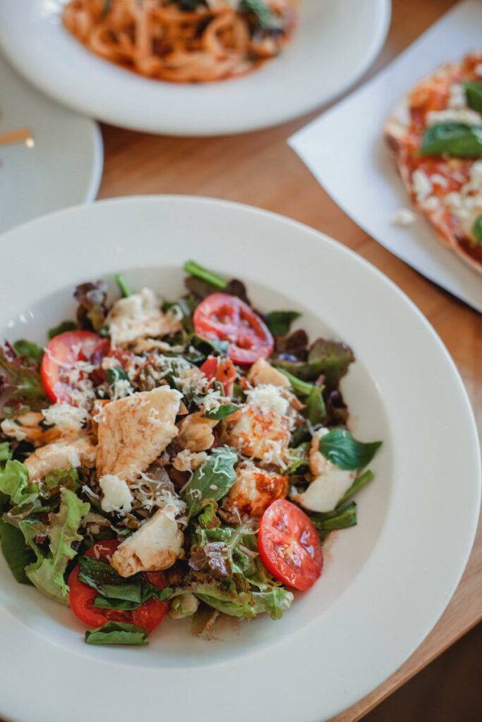 gesunde Bowl, Salat, Tomate, Käse, Hühnchen