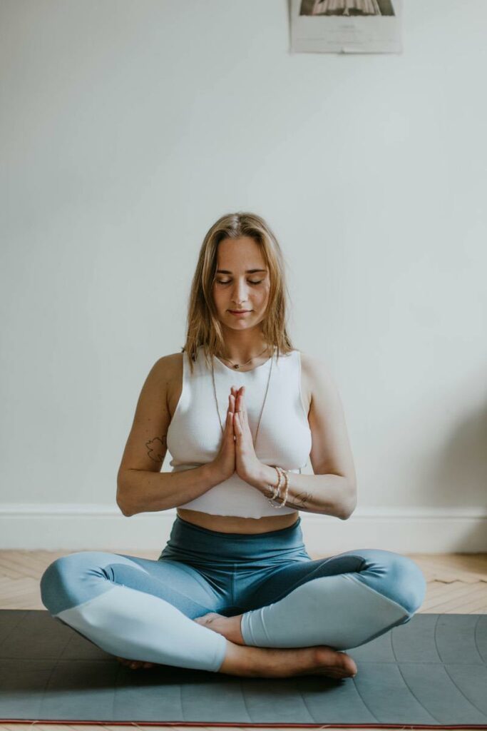 Entspannung, Frau meditiert, Yoga, Schneidersitz